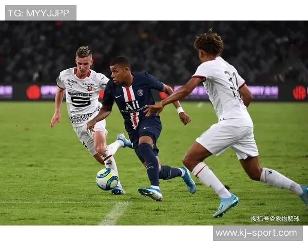 西甲激战巴黎圣日耳曼绝杀里昂补时进球引爆全场激情