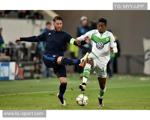 欧冠经典对决：皇马逆转曼联乌龙球成关键瞬间战术解析