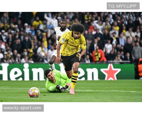 里昂大胜皇马3-0引发全场热议赛后点评揭示惨败原因