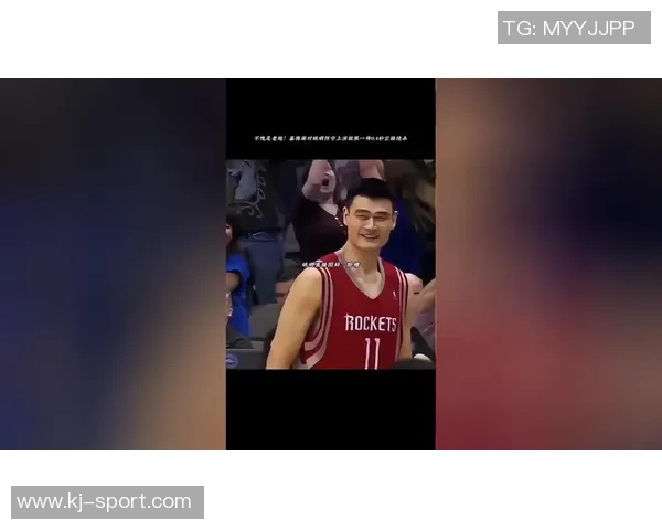 姚明坐着抢断瞬间展现篮球智慧与敏捷反应的完美结合