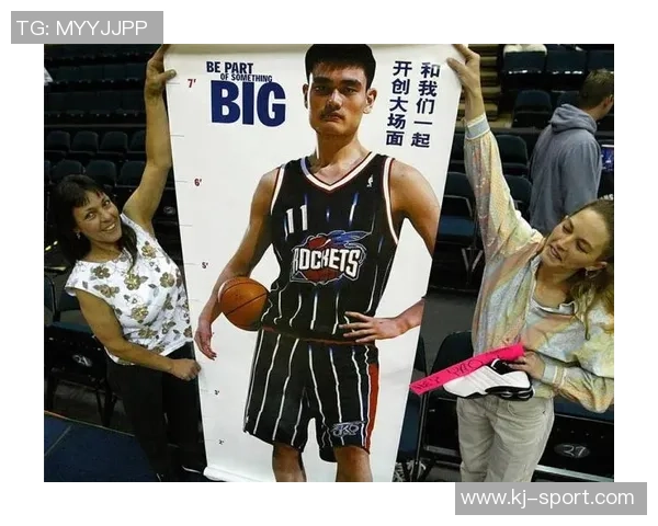 姚明高举红旗展现中国体育精神与团结力量的壮丽画卷