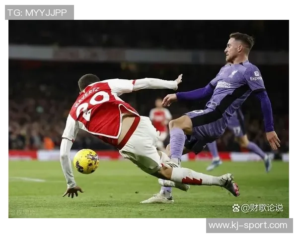 英超激战：那不勒斯以5-1大胜曼联红牌事件引发全场热议