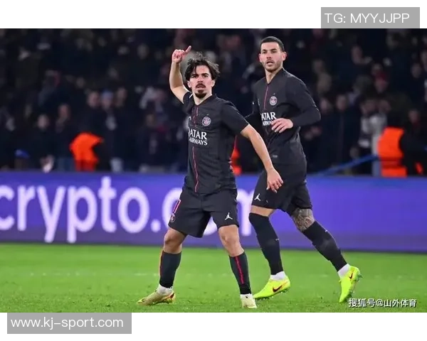 英超激战AC米兰与巴黎圣日耳曼战成平局逆转瞬间点燃全场激情 英超激战AC米兰与巴黎圣日耳曼战成平局逆转瞬间点燃全场激情