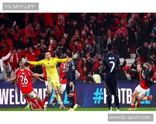 意甲激战:多特蒙德绝杀里昂引发争议判罚全场沸腾 意甲激战:多特蒙德绝杀里昂引发争议判罚全场沸腾