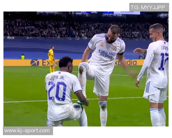 里昂主场逆转皇马上演帽子戏法精彩瞬间引发全场狂欢 里昂主场逆转皇马上演帽子戏法精彩瞬间引发全场狂欢